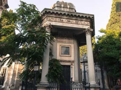 La cappella Manzari, realizzata da Giovanni Laricchia in stile neo-rinascimentale